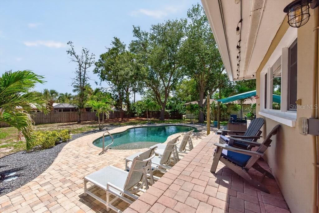 Active With Contract: $600,000 (3 beds, 2 baths, 1494 Square Feet)