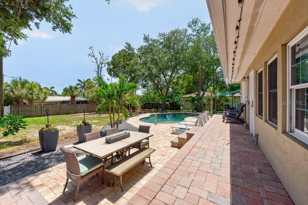 Active With Contract: $600,000 (3 beds, 2 baths, 1494 Square Feet)