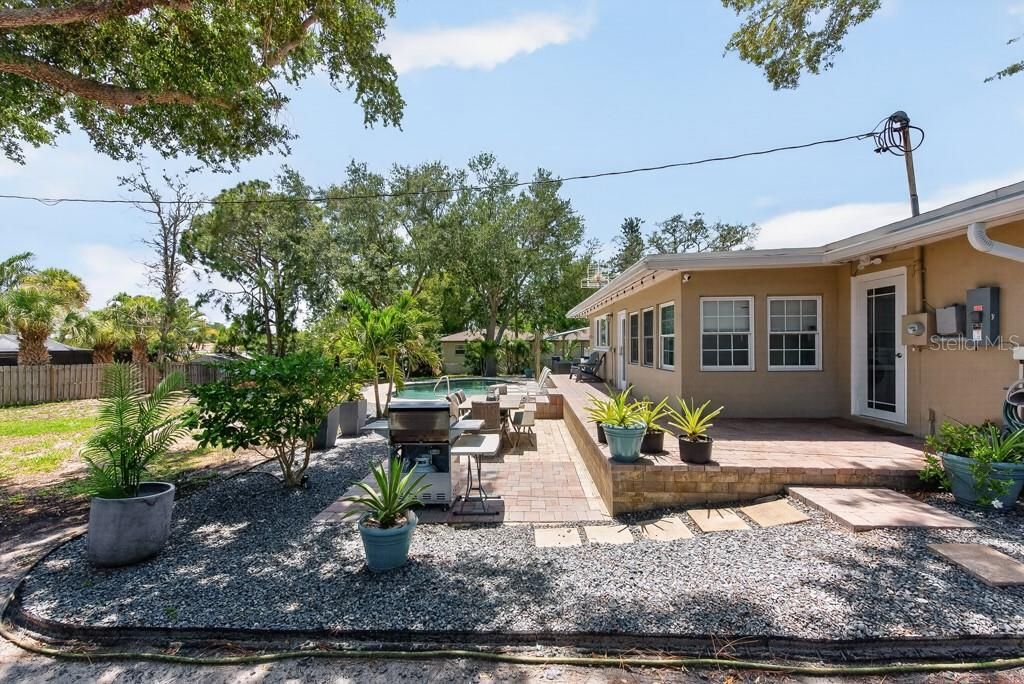 Active With Contract: $600,000 (3 beds, 2 baths, 1494 Square Feet)