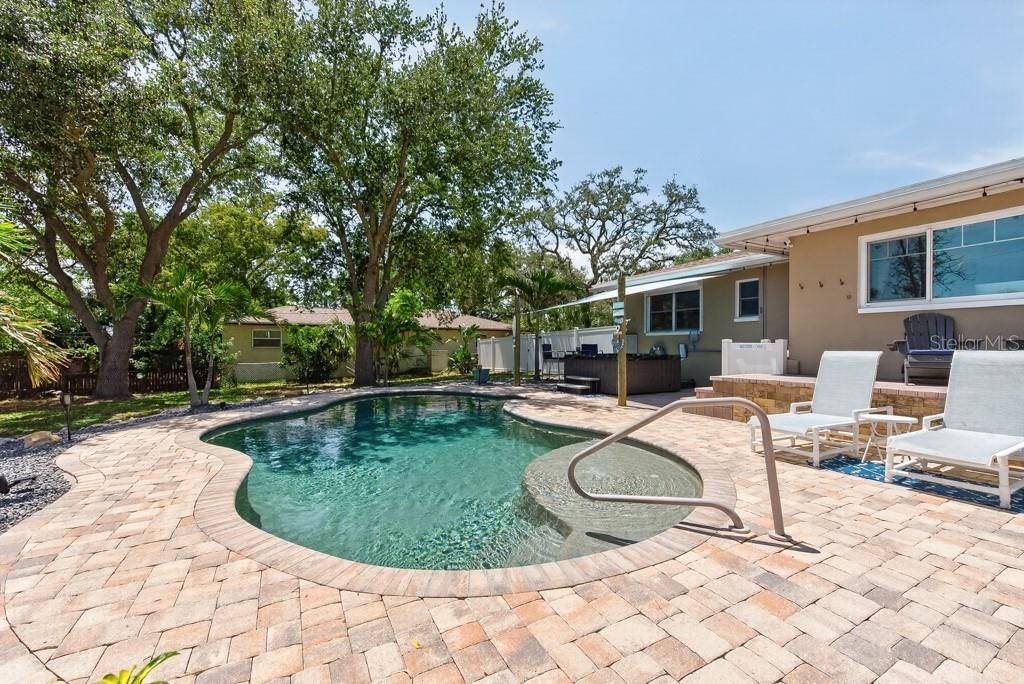 Active With Contract: $600,000 (3 beds, 2 baths, 1494 Square Feet)
