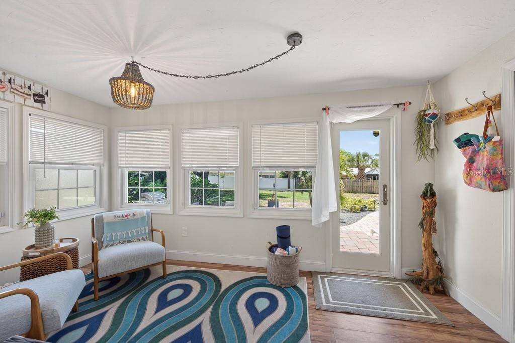 Active With Contract: $600,000 (3 beds, 2 baths, 1494 Square Feet)