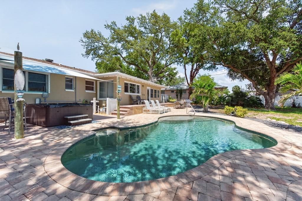 Active With Contract: $600,000 (3 beds, 2 baths, 1494 Square Feet)