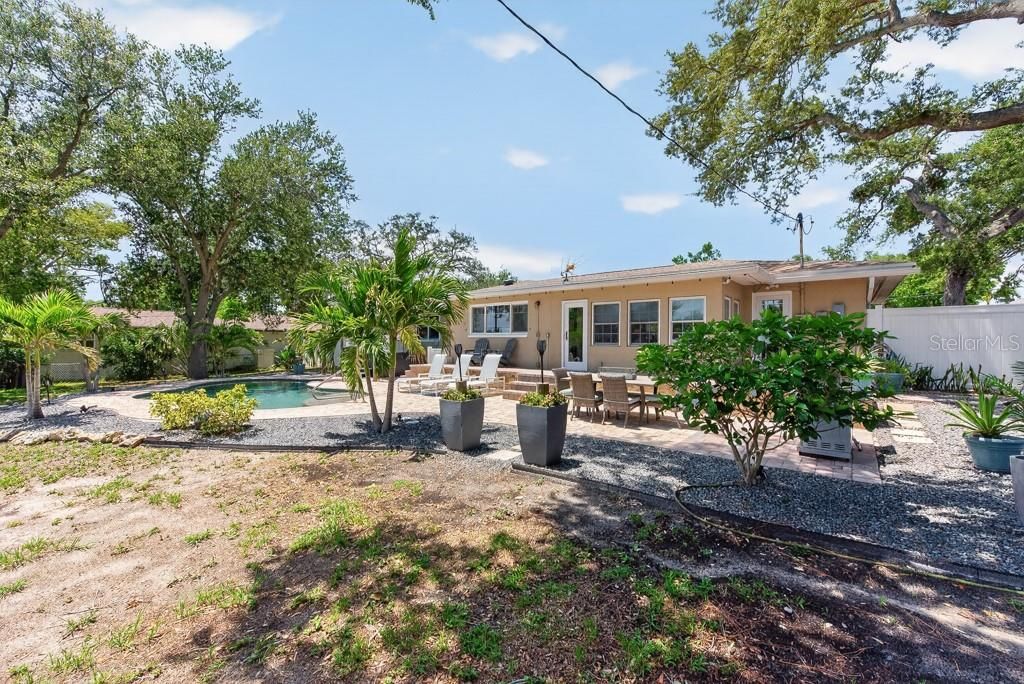 Active With Contract: $600,000 (3 beds, 2 baths, 1494 Square Feet)