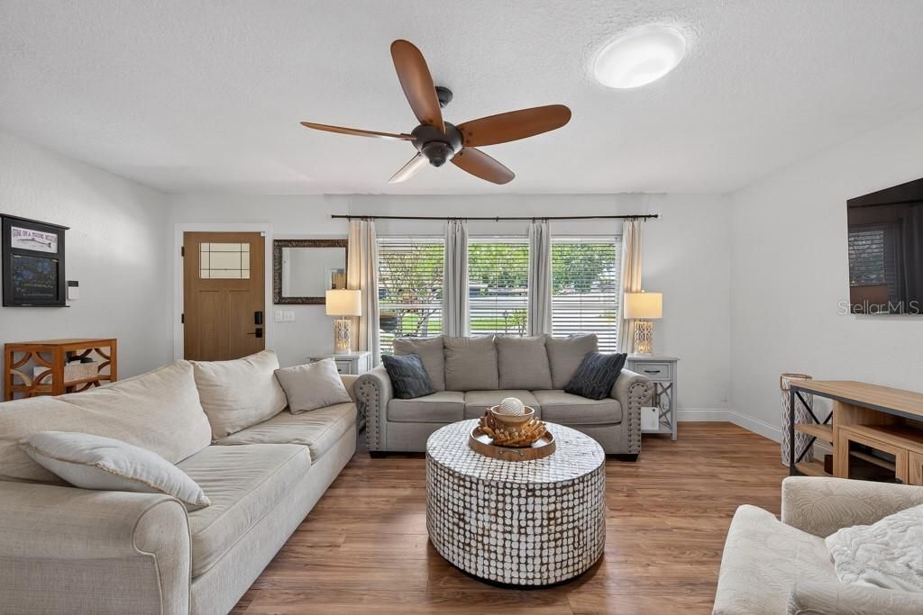 Active With Contract: $600,000 (3 beds, 2 baths, 1494 Square Feet)
