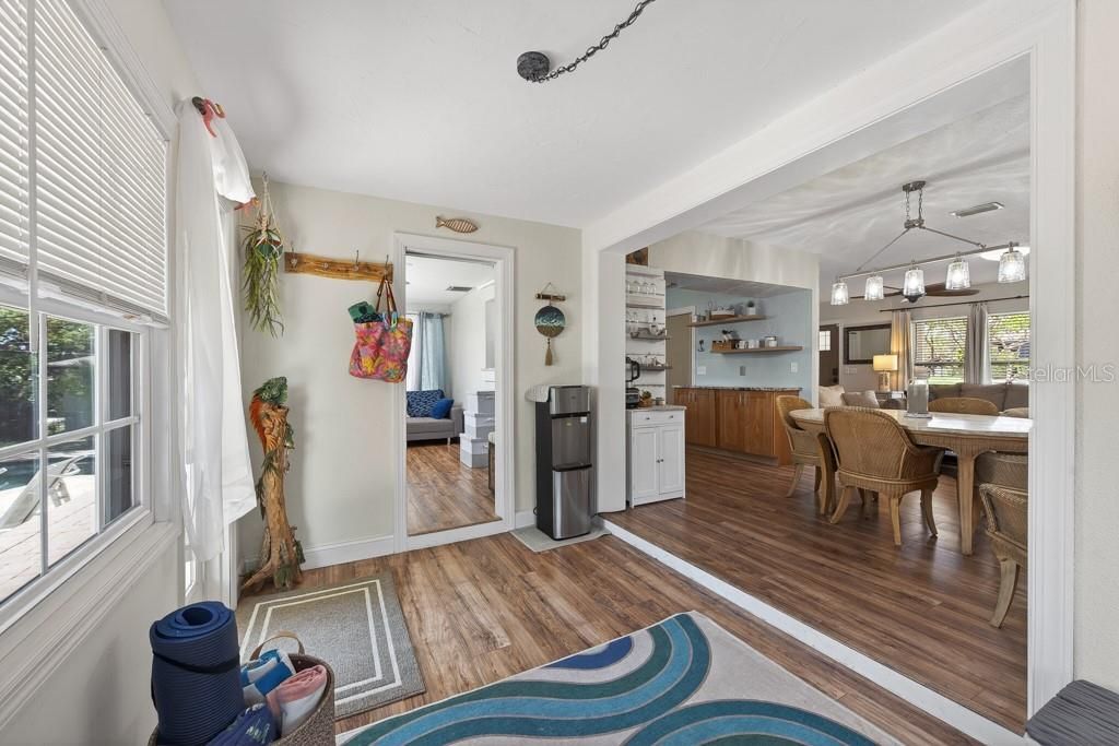 Active With Contract: $600,000 (3 beds, 2 baths, 1494 Square Feet)