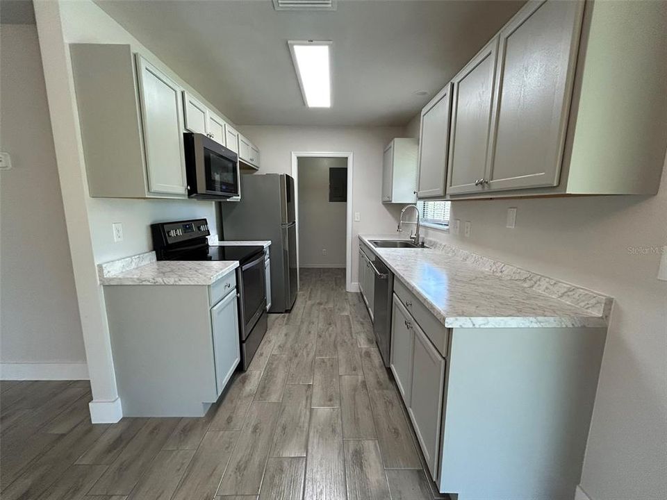 Active With Contract: $1,600 (2 beds, 1 baths, 1004 Square Feet)