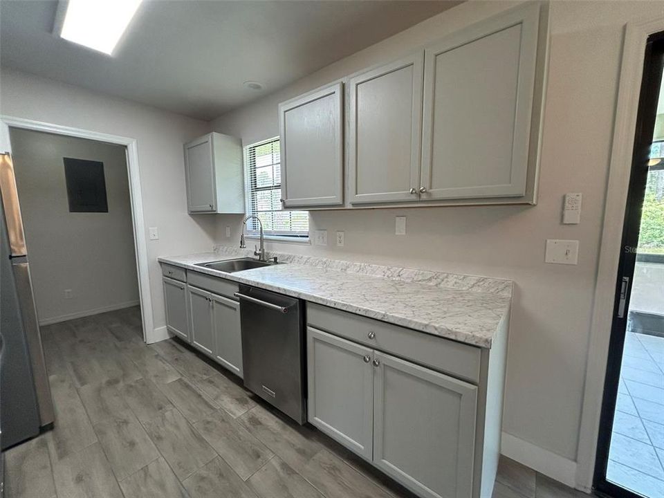 Active With Contract: $1,600 (2 beds, 1 baths, 1004 Square Feet)