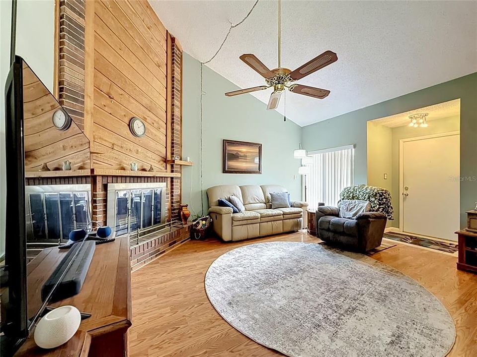 For Sale: $234,900 (2 beds, 2 baths, 1396 Square Feet)