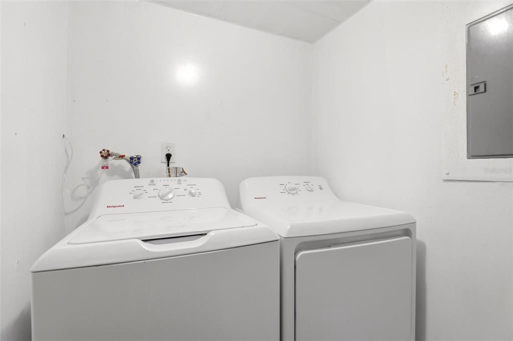 For Sale: $120,000 (2 beds, 1 baths, 962 Square Feet)