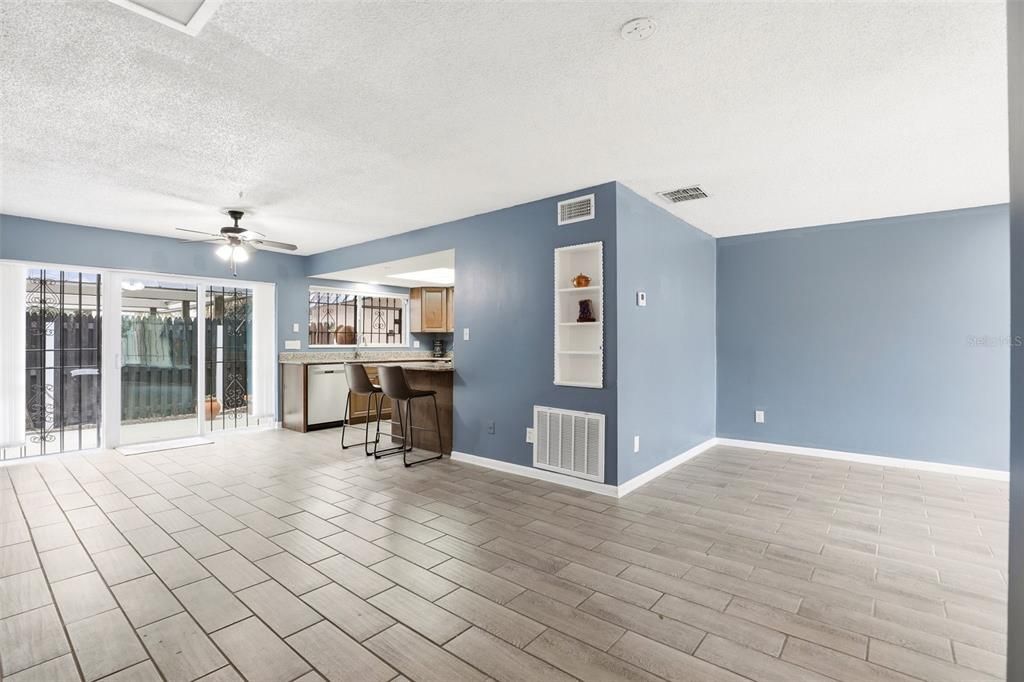 For Sale: $120,000 (2 beds, 1 baths, 962 Square Feet)