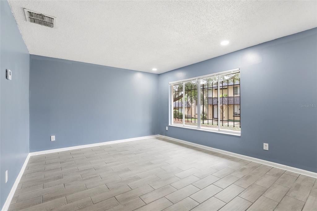 For Sale: $120,000 (2 beds, 1 baths, 962 Square Feet)