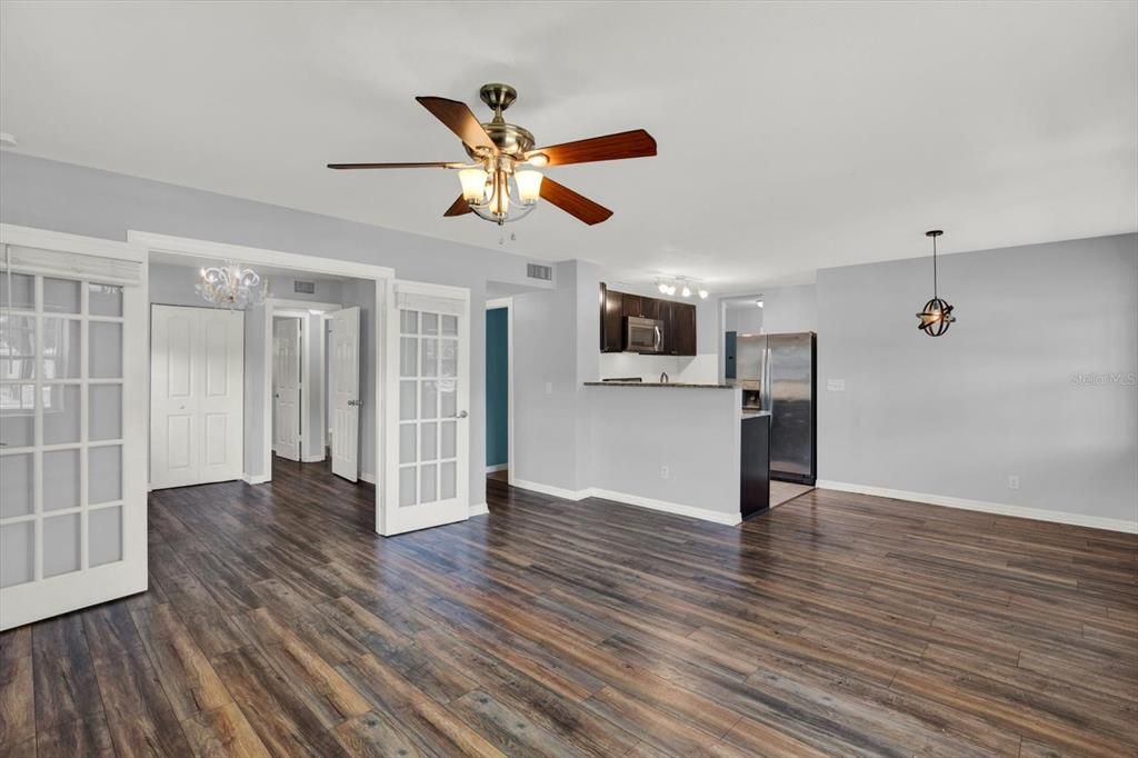 For Sale: $415,000 (3 beds, 2 baths, 1101 Square Feet)