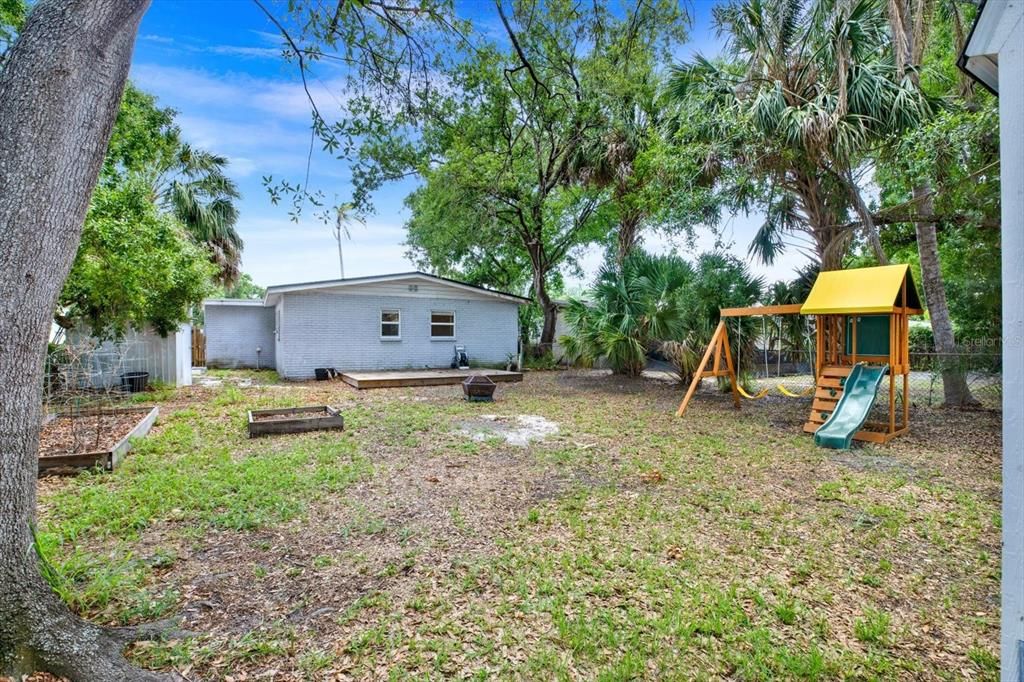 For Sale: $415,000 (3 beds, 2 baths, 1101 Square Feet)