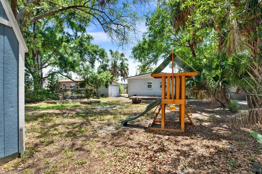 For Sale: $415,000 (3 beds, 2 baths, 1101 Square Feet)