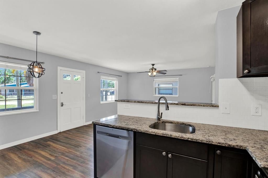 For Sale: $415,000 (3 beds, 2 baths, 1101 Square Feet)