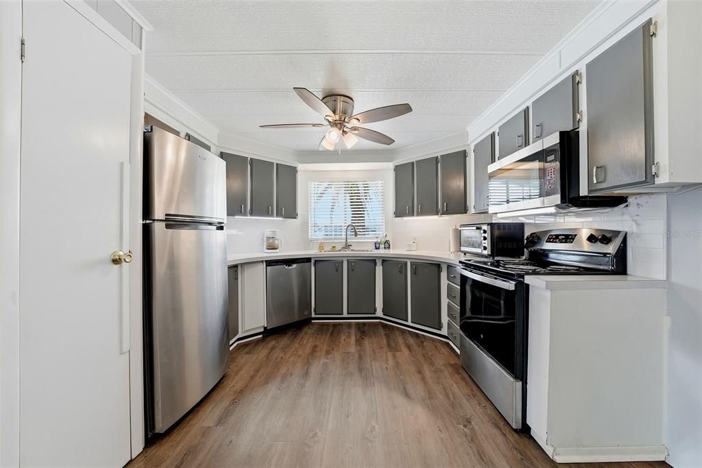 For Sale: $159,900 (2 beds, 2 baths, 1056 Square Feet)