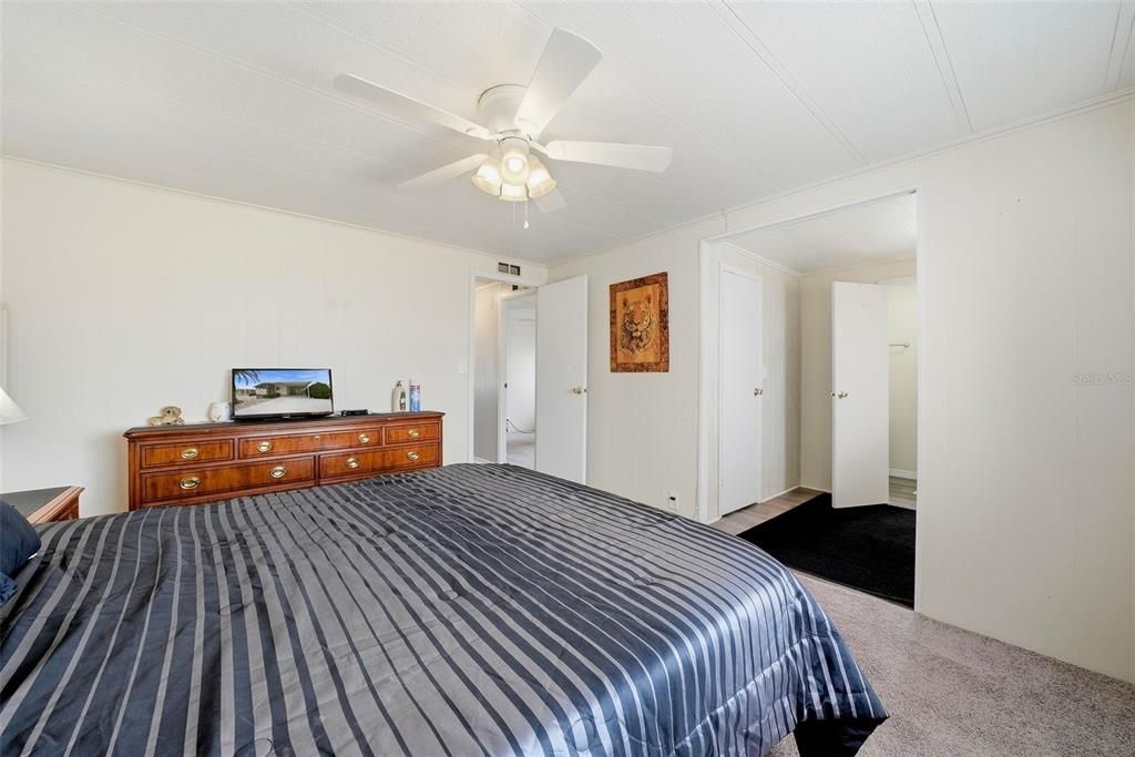 For Sale: $159,900 (2 beds, 2 baths, 1056 Square Feet)