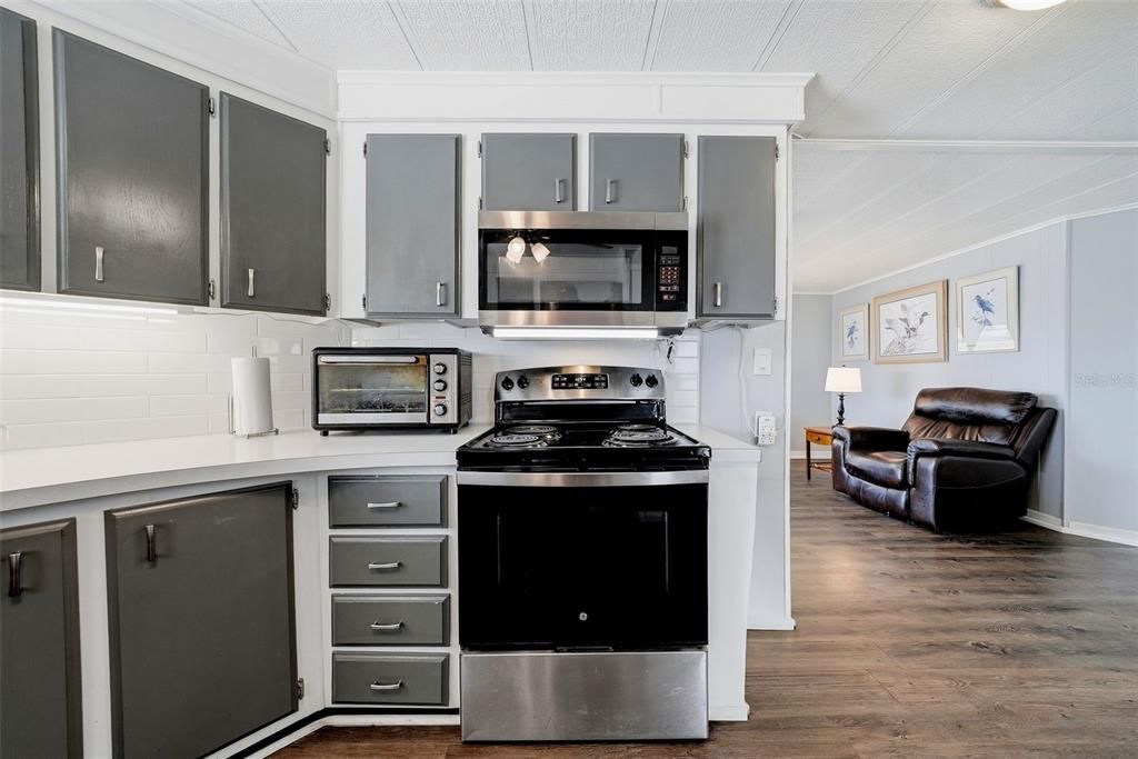 For Sale: $159,900 (2 beds, 2 baths, 1056 Square Feet)