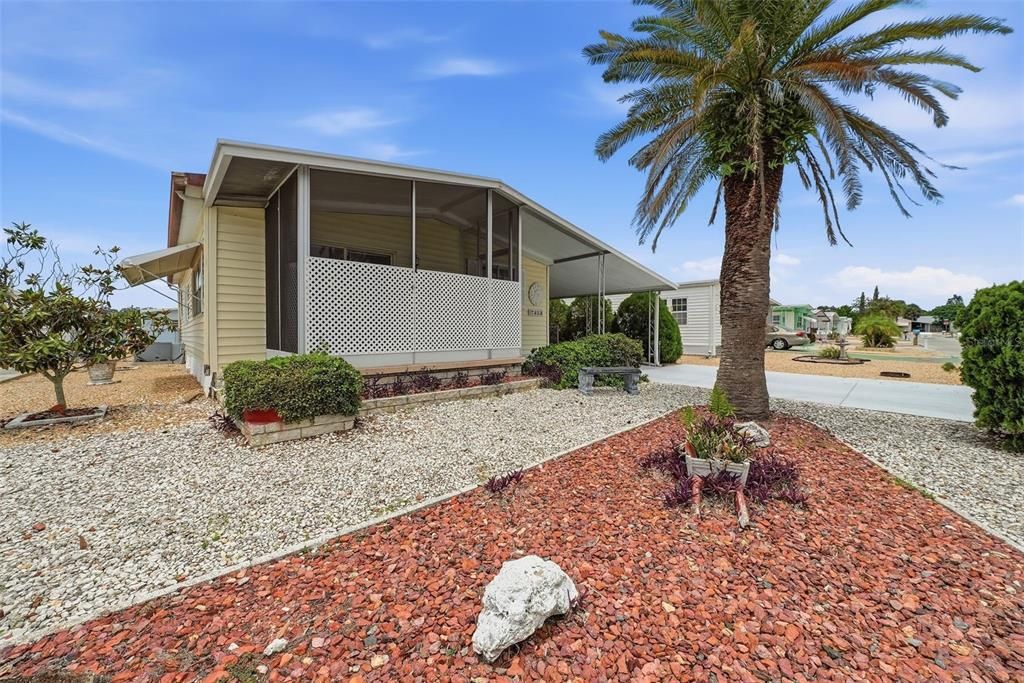 For Sale: $159,900 (2 beds, 2 baths, 1056 Square Feet)