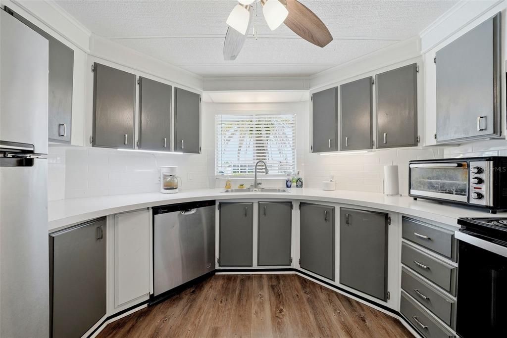 For Sale: $159,900 (2 beds, 2 baths, 1056 Square Feet)