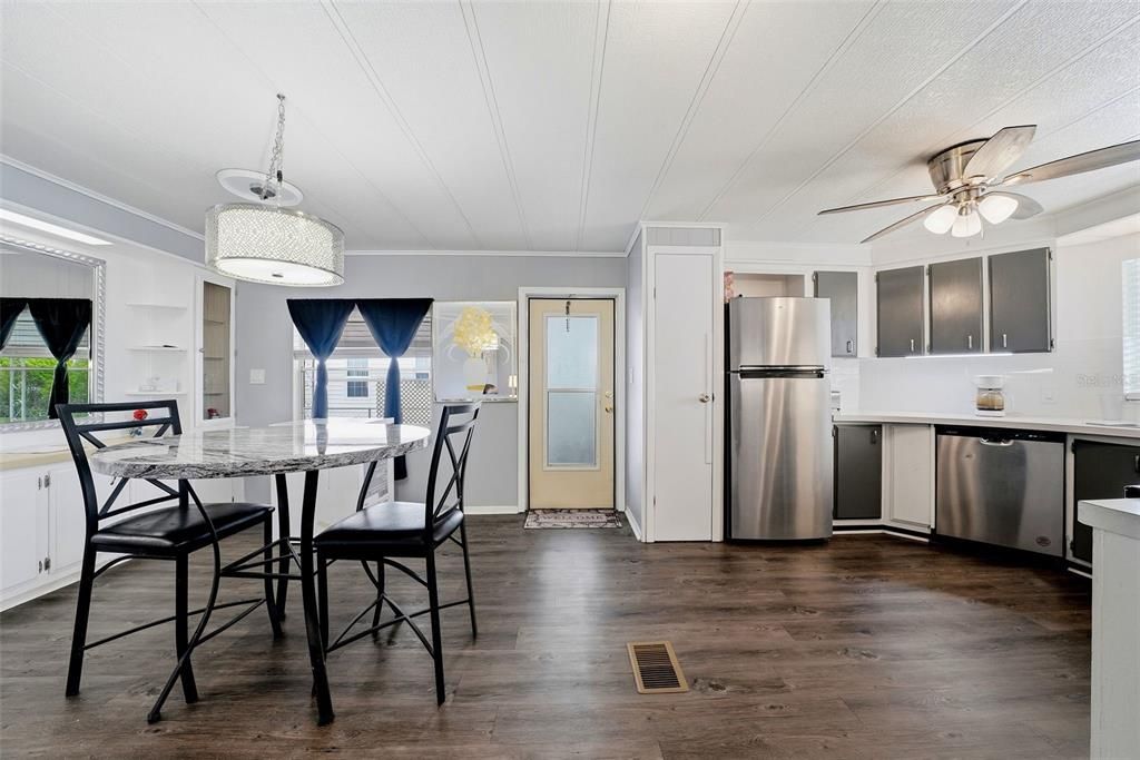 For Sale: $159,900 (2 beds, 2 baths, 1056 Square Feet)