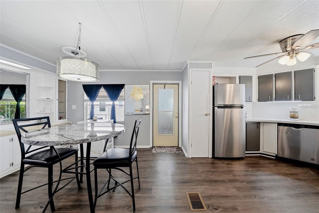 For Sale: $159,900 (2 beds, 2 baths, 1056 Square Feet)