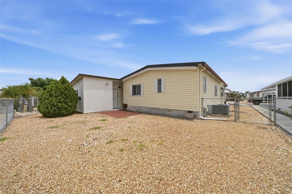 For Sale: $159,900 (2 beds, 2 baths, 1056 Square Feet)
