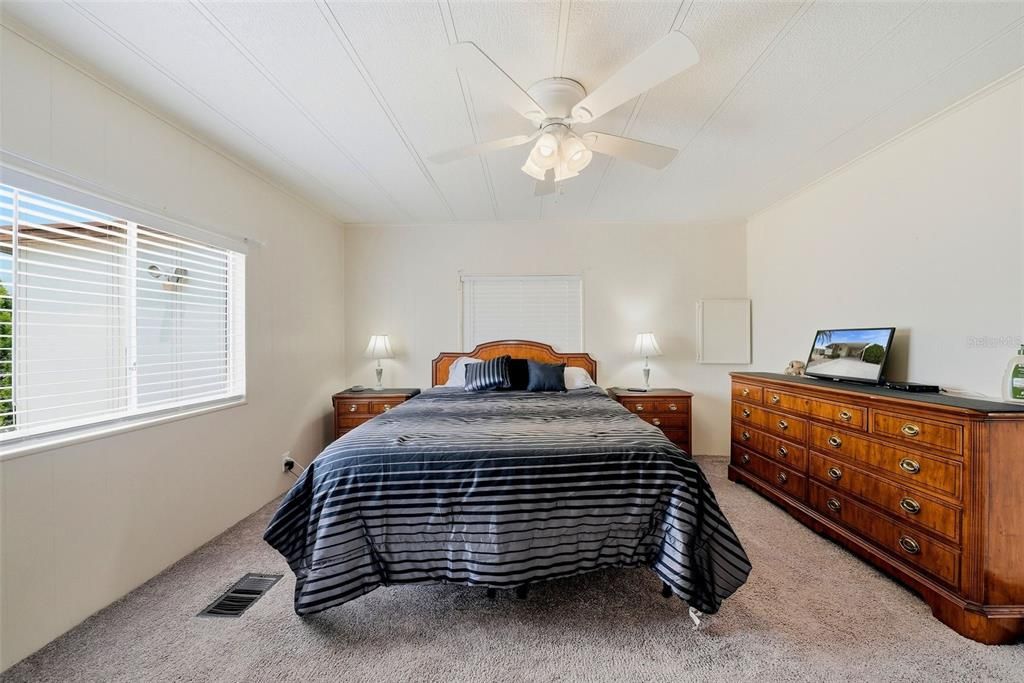 For Sale: $159,900 (2 beds, 2 baths, 1056 Square Feet)