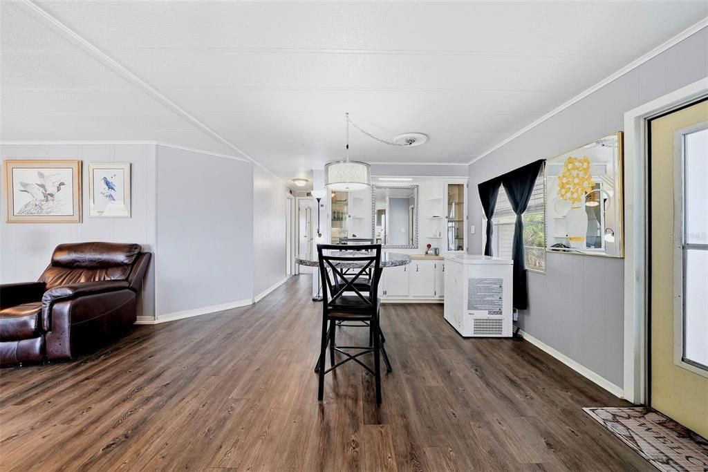 For Sale: $159,900 (2 beds, 2 baths, 1056 Square Feet)