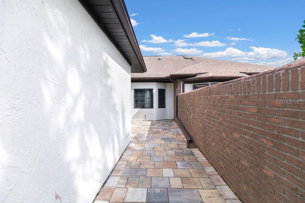 For Sale: $265,000 (2 beds, 2 baths, 1086 Square Feet)