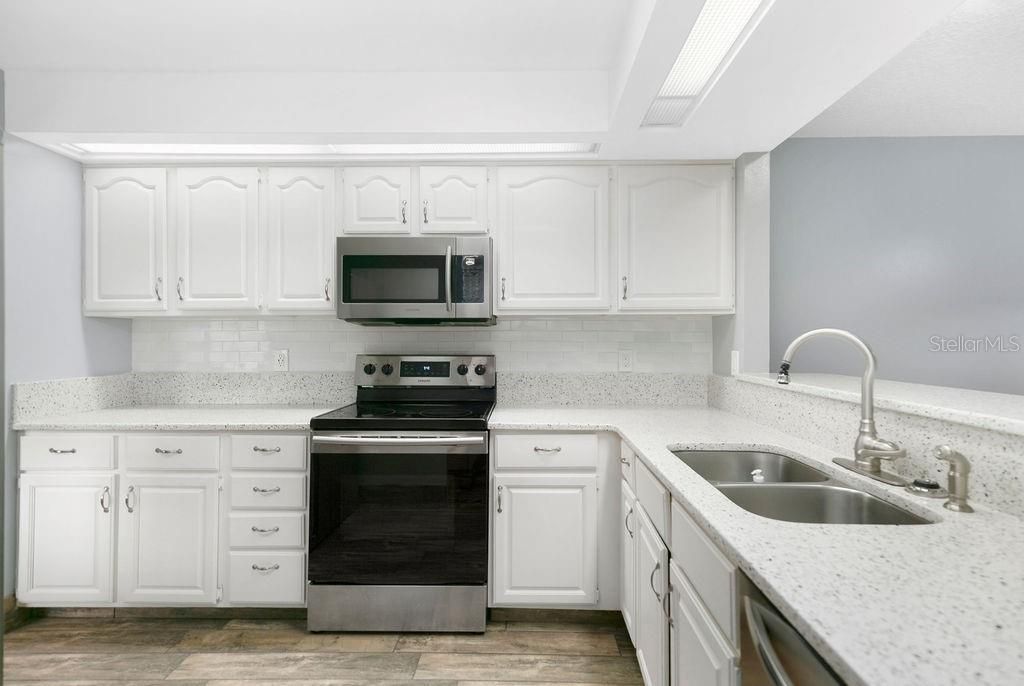 For Sale: $265,000 (2 beds, 2 baths, 1086 Square Feet)