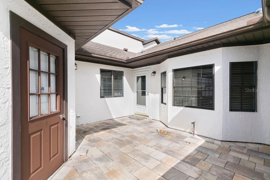 For Sale: $265,000 (2 beds, 2 baths, 1086 Square Feet)