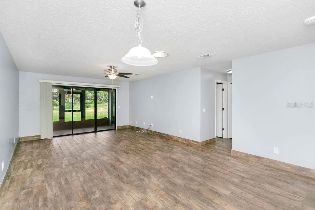 For Sale: $265,000 (2 beds, 2 baths, 1086 Square Feet)