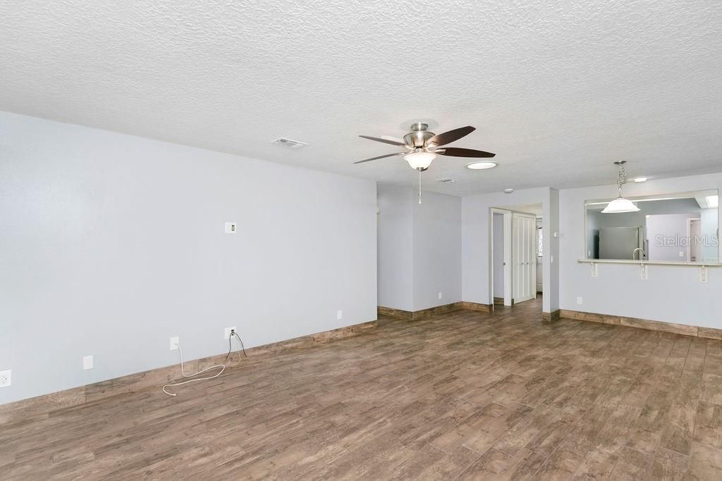 For Sale: $265,000 (2 beds, 2 baths, 1086 Square Feet)