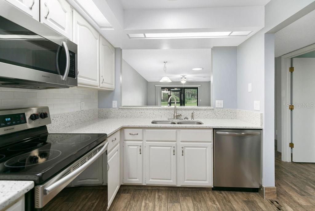 For Sale: $265,000 (2 beds, 2 baths, 1086 Square Feet)