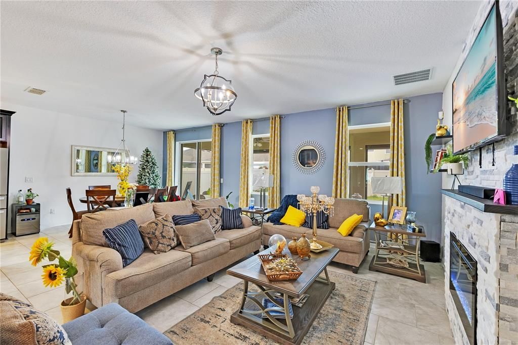 For Sale: $409,000 (4 beds, 2 baths, 1979 Square Feet)