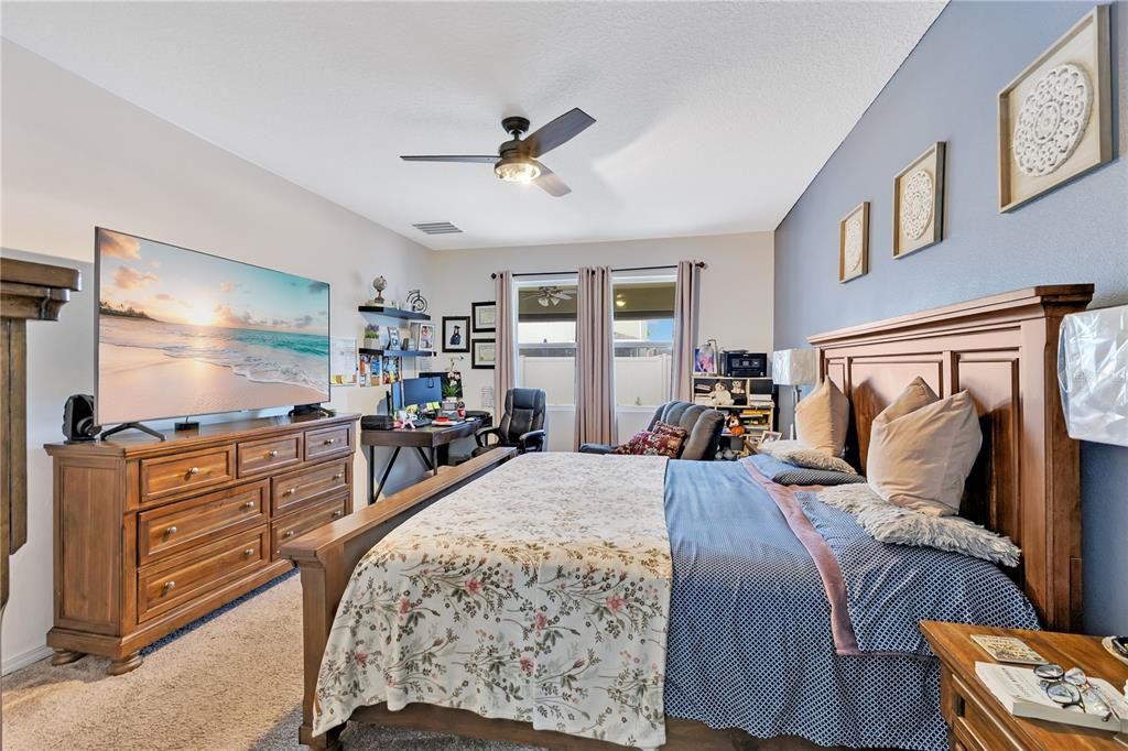 For Sale: $409,000 (4 beds, 2 baths, 1979 Square Feet)