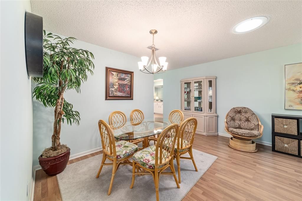 Activo con contrato: $159,999 (2 camas, 2 baños, 1385 Pies cuadrados)