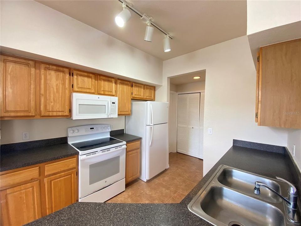 В аренду: $1,595 (2 спален, 2 ванн, 1077 Квадратных фут)