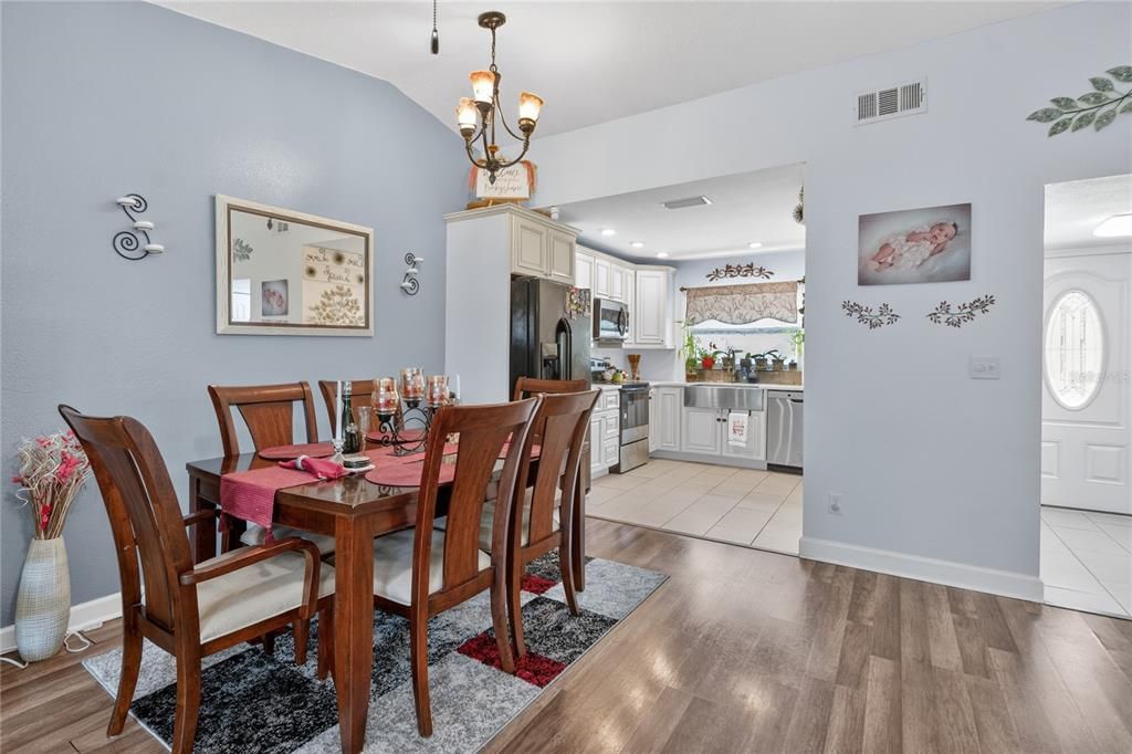 For Sale: $268,000 (2 beds, 2 baths, 1065 Square Feet)