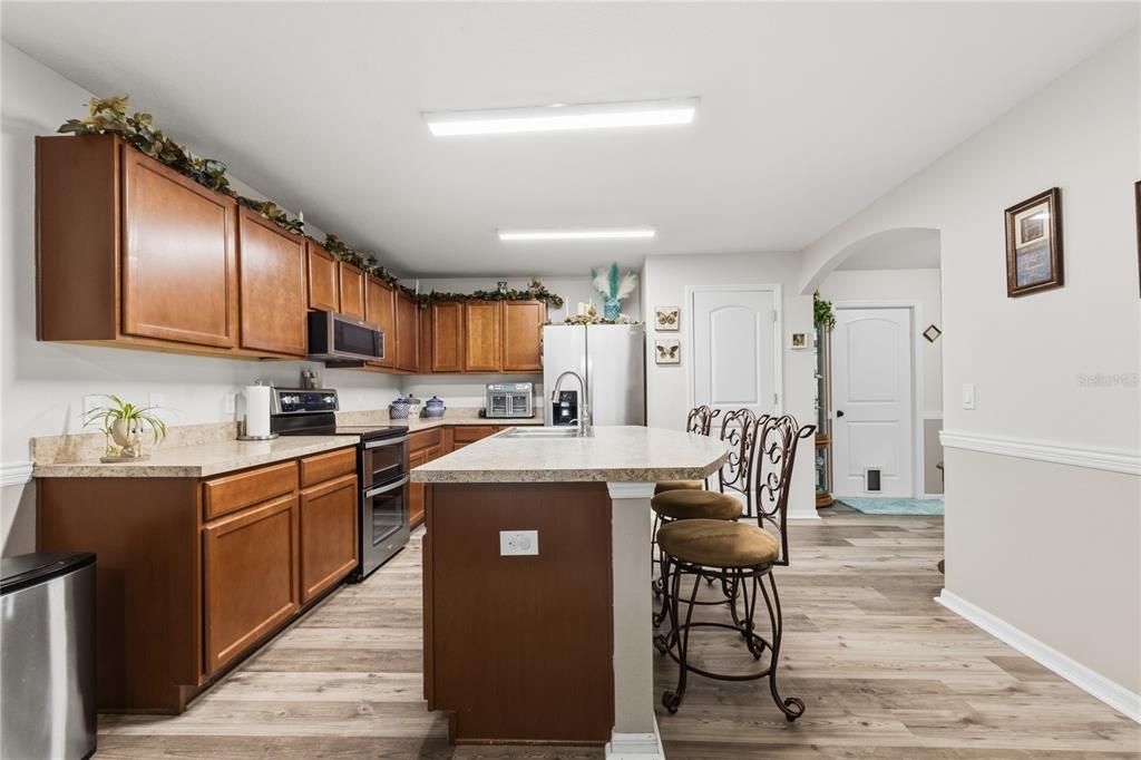 For Sale: $300,000 (3 beds, 2 baths, 1516 Square Feet)
