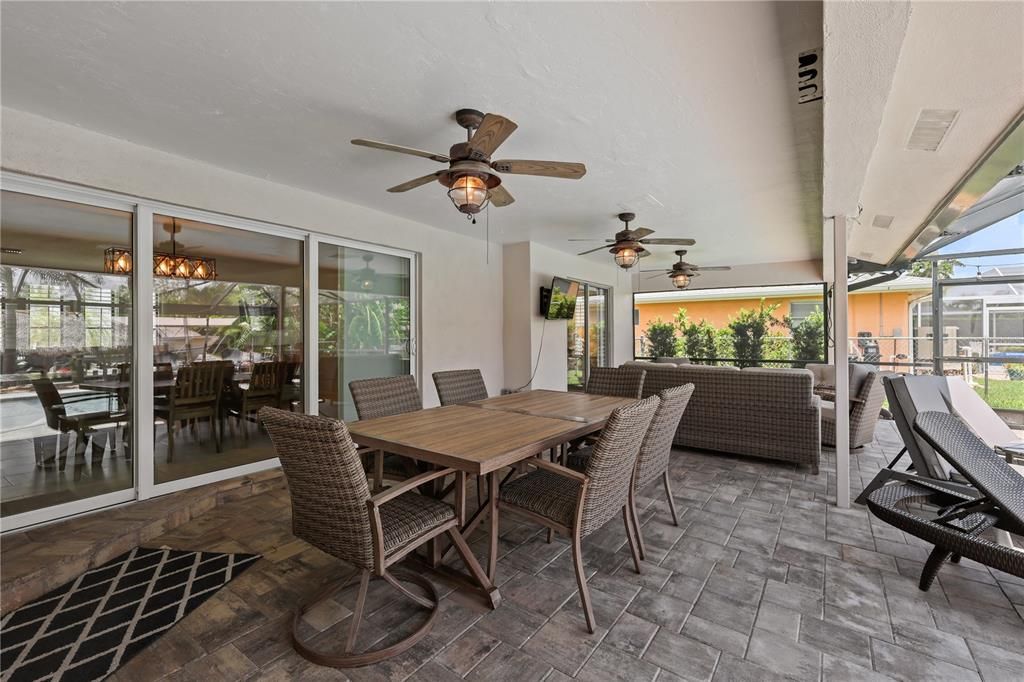 For Sale: $875,000 (4 beds, 2 baths, 1983 Square Feet)