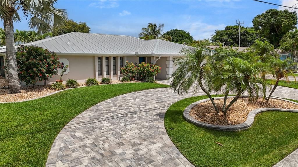 For Sale: $875,000 (4 beds, 2 baths, 1983 Square Feet)