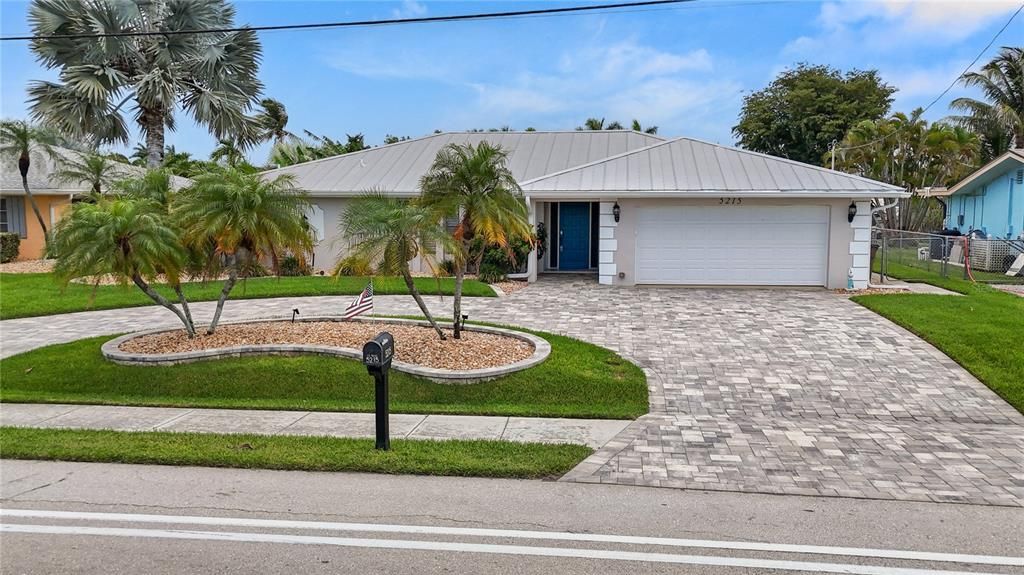 For Sale: $875,000 (4 beds, 2 baths, 1983 Square Feet)