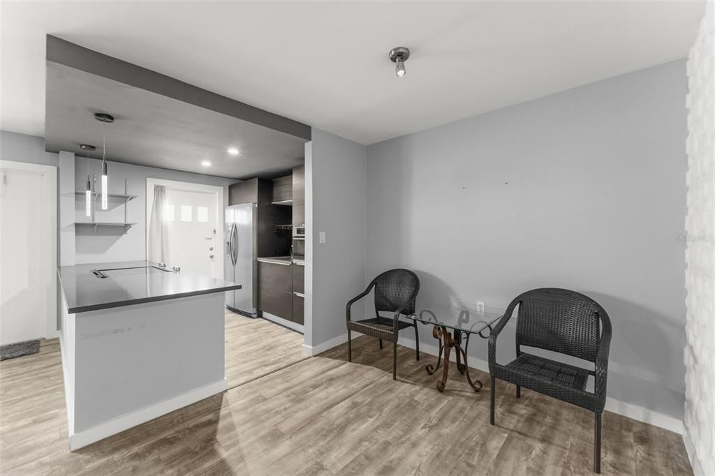 На продажу: $199,900 (2 спален, 1 ванн, 851 Квадратных фут)