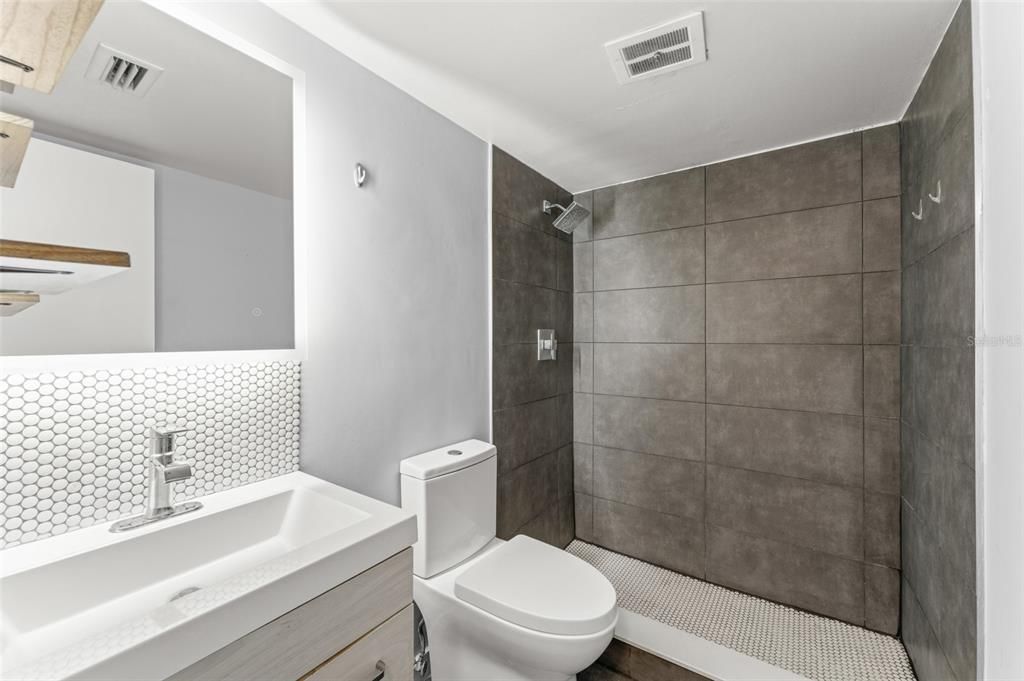 На продажу: $199,900 (2 спален, 1 ванн, 851 Квадратных фут)