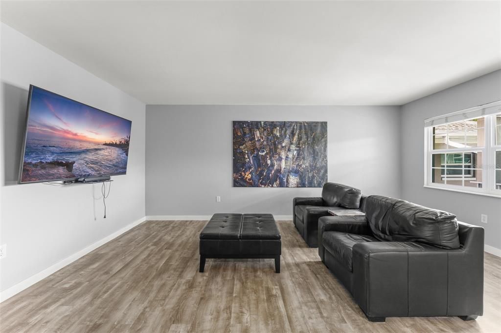 На продажу: $199,900 (2 спален, 1 ванн, 851 Квадратных фут)