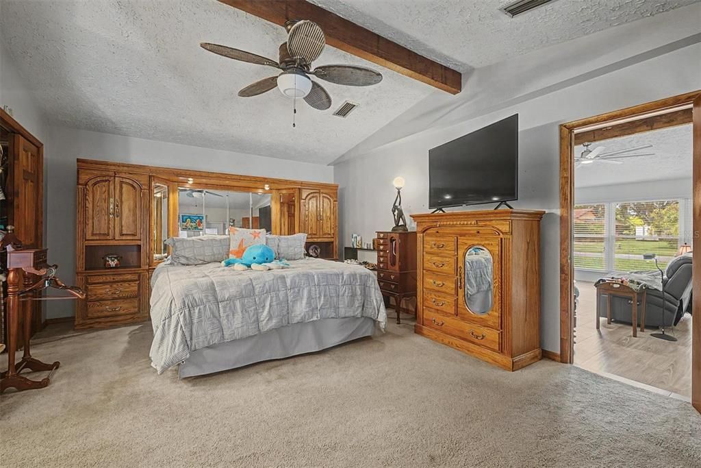 For Sale: $380,000 (2 beds, 2 baths, 1691 Square Feet)