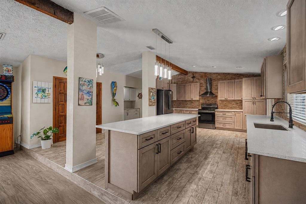 For Sale: $380,000 (2 beds, 2 baths, 1691 Square Feet)