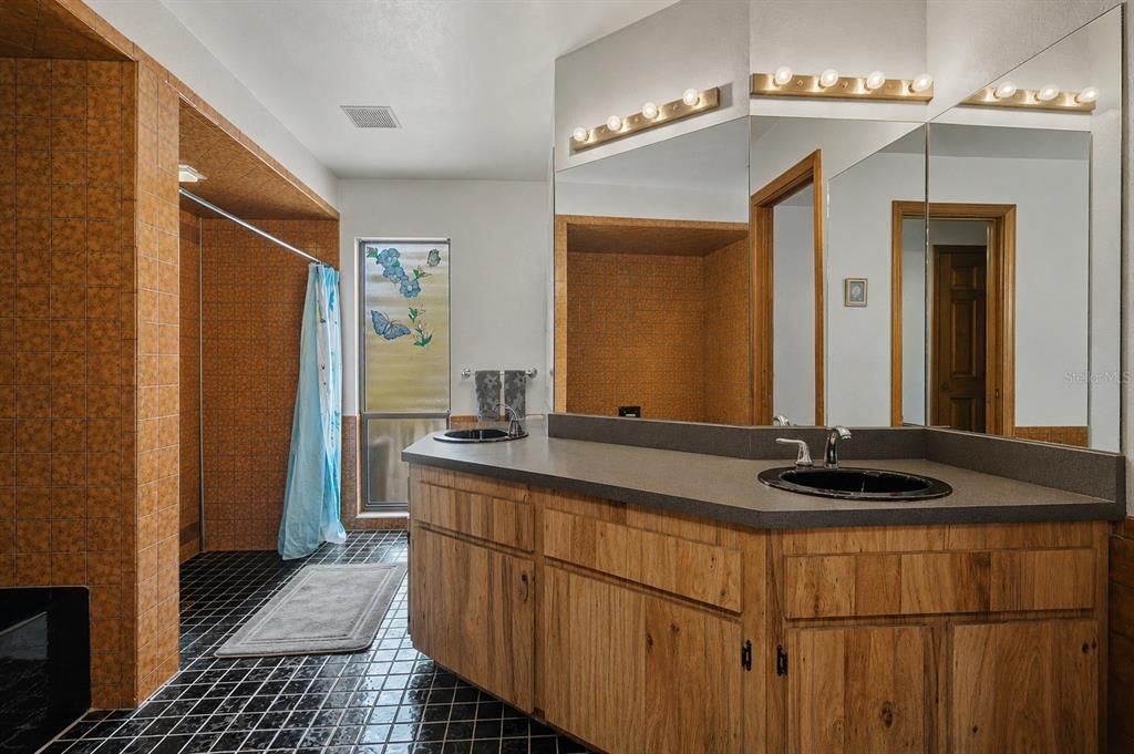For Sale: $380,000 (2 beds, 2 baths, 1691 Square Feet)